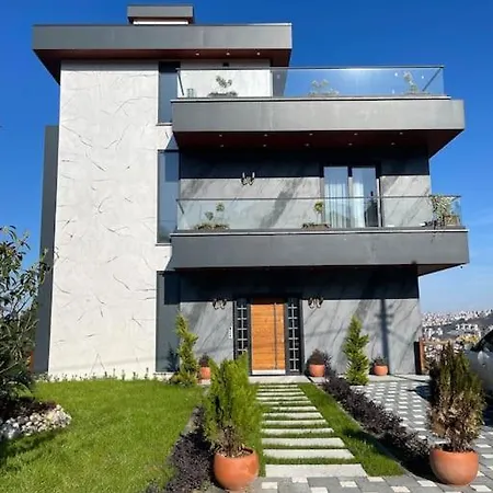 Luxury Triplex Villa *